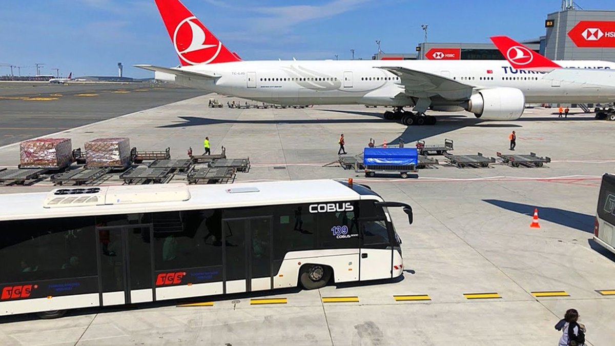 PiyasaTturkiye's tweet photo. 🔴 Türk Hava Yolları, İstanbul Havalimanı’nda otonom otobüs testlerini başarıyla gerçekleştirdi

📍THY Bilgi Teknolojileri GMY Kerem Kızıltunç:

"Türk Hava Yolları olarak, Türkiye'de bir havalimanı apron sahasında gerçekleştirilen ilk otonom otobüs demo çalışmasına imza atarak sektörde yine öncü olduk. 

Karsan Automotive ve ADASTEC Corp. iş birliğiyle geliştirilen otonom otobüslerle, havalimanı operasyonlarımız için gerçekleştirdiğimiz bu test sürüşünde Ekip Terminalimizden başlayan yolculuğumuzu, Smartist kargo binamıza ve açık park pozisyonlarına da uğrayarak 11 km'lik bir rotada tamamen otonom şekilde tamamladık."

#THYAO #KARSN