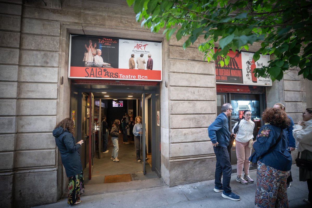ciatre_teatre's tweet photo. Contents de complir anys! Ahir, la Sala Ars de Barcelona va acollir la celebració dels 30 anys de CIATRE. Un moment per retrobar-nos, celebrar el camí fet i reafirmar el compromís amb la creació escènica. 30 anys de CIATRE… i això continua!
📷 Arian Botey
#CIATRE30Anys https://t.co/DwAwK6znEt