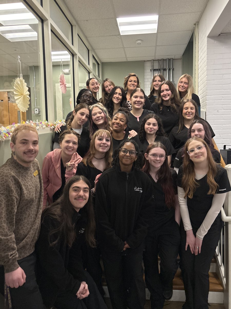 Mass_Aging's tweet photo. A wonderful example of #OlderAmericansMonth in action🫶

Charlton Senior Center partnered with Bay Path Regional Vocational Technical High School’s Cosmetology Program. The students got to practice, and the residents got pampered! We love seeing innovative partnerships like this https://t.co/dsvCxKvPY7