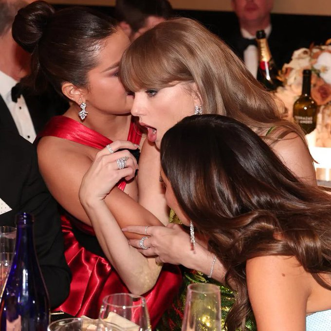 raresblvd's tweet photo. I still can’t believe that selena and taylor were gossiping about martin short and meryl streep hooking up at the golden globes😭😭 https://t.co/mo9DoQaS1r
