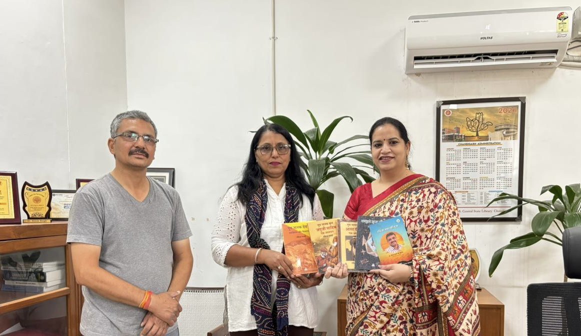 TSCSLibrary's tweet photo. Books donated to the Library by authors today…Sh Surinder Kumar Sharma Ji gifted his Punjabi book ‘Umeed’ to the Library &amp; Five books authored by Late Ravinder Gasso gifted to the Library by his wife today @RrrlfKolkata https://t.co/TmoaH8tefl