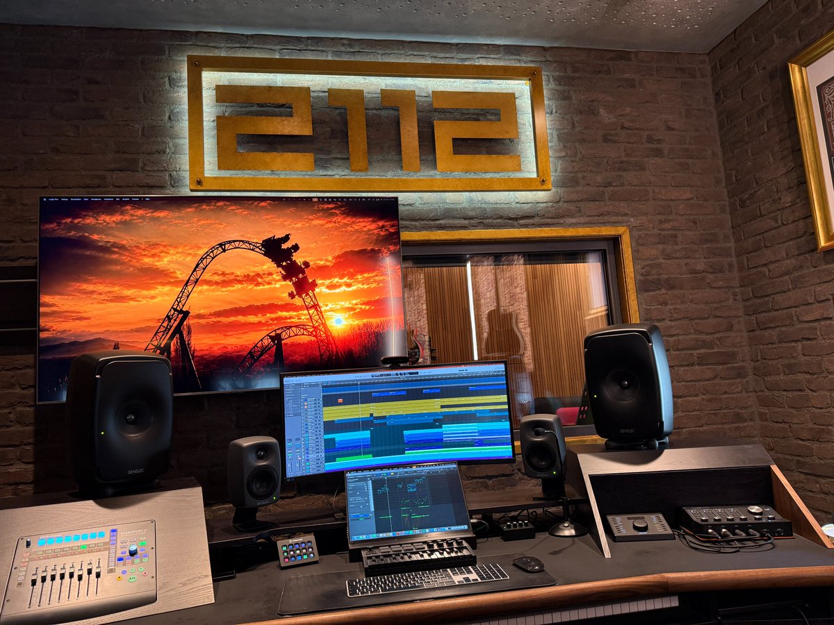 funfairblog's tweet photo. 🎶🎬 NEUES VIDEO ONLINE! 🎬🎶
Gemeinsam mit Sebastian Kübler (Foto links: Lead Composer &amp; Sound Designer) und Amadeus Pakmur (Foto rechts: Composer) durfte ich einen exklusiven Blick hinter die Kulissen der 2112 Studios im Europa-Park in Rust werfen.🎧✨
📺https://t.co/3vbxTUXOdC https://t.co/dZ7tUkgtJb