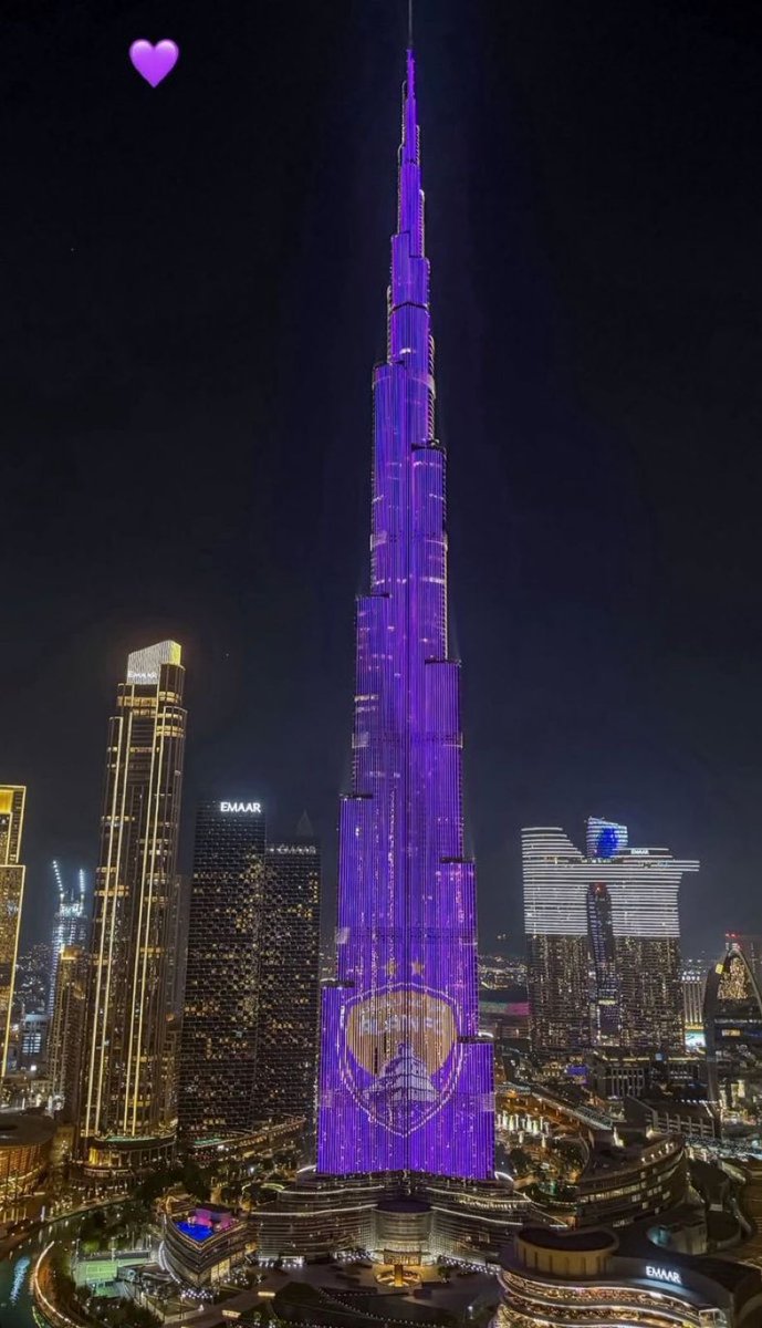 kooora_AE's tweet photo. - برج خليفة لثاني يوم يتزين بالشعار العيناوي التاريخي 💜😨🔥 https://t.co/9cBPjLSfoJ
