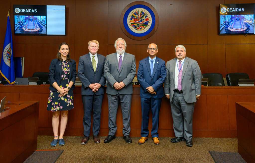 SG_OEA_OAS's tweet photo. Los grupos del crimen organizado transnacional dependen de un suministro diversificado de armas, municiones y, cada vez más, explosivos para sostener sus operaciones. Estos flujos les permiten expandir el control territorial, proteger mercados ilícitos como el narcotráfico, la extorsión y la minería ilegal, y desafiar la autoridad del Estado.
 
Bien implementadas, las herramientas de investigación permiten a los Estados identificar puntos de desvío dentro de los sistemas legales, descubrir rutas de tráfico, vincular incidentes y jurisdicciones, y desmontar las redes que sostienen la violencia armada.
 
Ese es uno de los puntos centrales que se discuten hoy en la XXV Reunión Ordinaria del Comité Consultivo de la CIFTA, en la sede de la OEA en Washington, junto a los Estados Parte de la Convención.
 
Cuando enfrentamos estos flujos ilícitos, respondemos al crimen y a la violencia. Cuando reducimos el crimen y la violencia, construimos paz. Y con paz, podemos construir prosperidad.
 
#CIFTA #SeguridadHemisférica #OEAcumple
