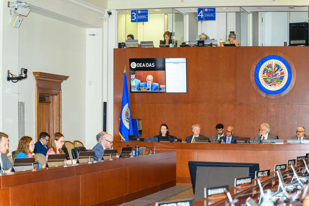 SG_OEA_OAS's tweet photo. Los grupos del crimen organizado transnacional dependen de un suministro diversificado de armas, municiones y, cada vez más, explosivos para sostener sus operaciones. Estos flujos les permiten expandir el control territorial, proteger mercados ilícitos como el narcotráfico, la extorsión y la minería ilegal, y desafiar la autoridad del Estado.
 
Bien implementadas, las herramientas de investigación permiten a los Estados identificar puntos de desvío dentro de los sistemas legales, descubrir rutas de tráfico, vincular incidentes y jurisdicciones, y desmontar las redes que sostienen la violencia armada.
 
Ese es uno de los puntos centrales que se discuten hoy en la XXV Reunión Ordinaria del Comité Consultivo de la CIFTA, en la sede de la OEA en Washington, junto a los Estados Parte de la Convención.
 
Cuando enfrentamos estos flujos ilícitos, respondemos al crimen y a la violencia. Cuando reducimos el crimen y la violencia, construimos paz. Y con paz, podemos construir prosperidad.
 
#CIFTA #SeguridadHemisférica #OEAcumple