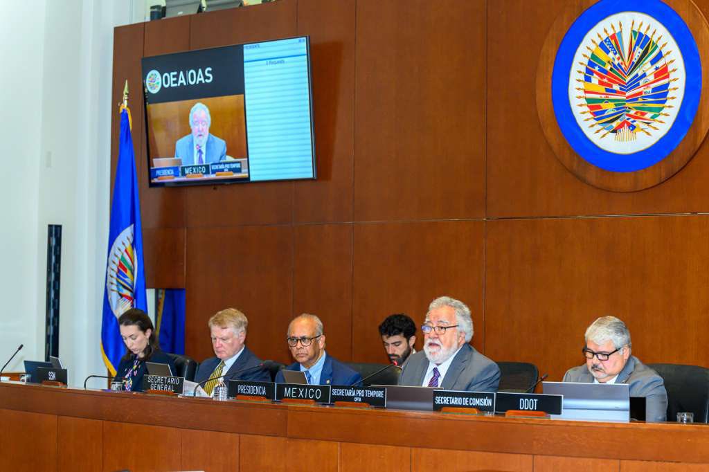 SG_OEA_OAS's tweet photo. Los grupos del crimen organizado transnacional dependen de un suministro diversificado de armas, municiones y, cada vez más, explosivos para sostener sus operaciones. Estos flujos les permiten expandir el control territorial, proteger mercados ilícitos como el narcotráfico, la extorsión y la minería ilegal, y desafiar la autoridad del Estado.
 
Bien implementadas, las herramientas de investigación permiten a los Estados identificar puntos de desvío dentro de los sistemas legales, descubrir rutas de tráfico, vincular incidentes y jurisdicciones, y desmontar las redes que sostienen la violencia armada.
 
Ese es uno de los puntos centrales que se discuten hoy en la XXV Reunión Ordinaria del Comité Consultivo de la CIFTA, en la sede de la OEA en Washington, junto a los Estados Parte de la Convención.
 
Cuando enfrentamos estos flujos ilícitos, respondemos al crimen y a la violencia. Cuando reducimos el crimen y la violencia, construimos paz. Y con paz, podemos construir prosperidad.
 
#CIFTA #SeguridadHemisférica #OEAcumple
