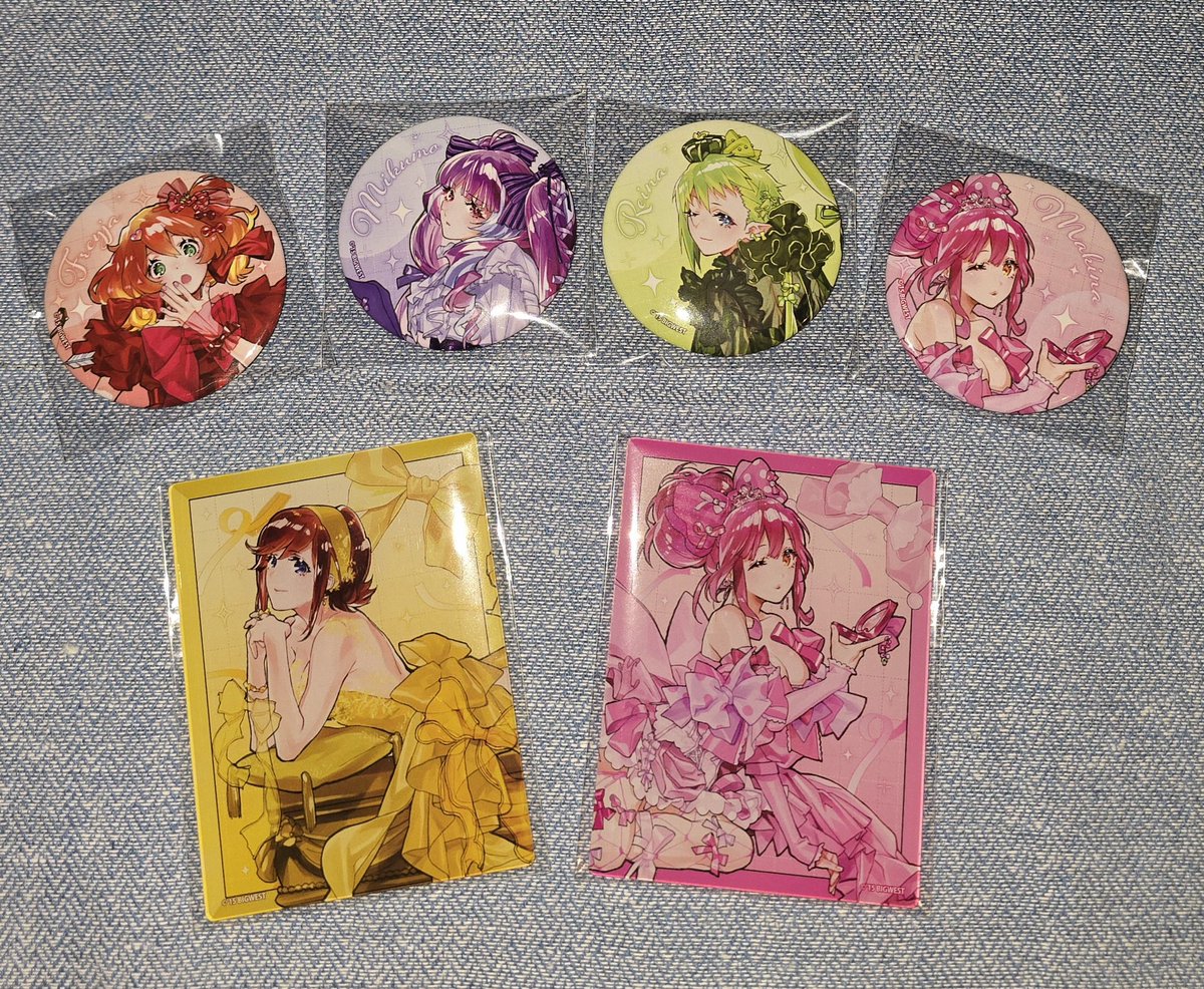 aya_mitsu32's tweet photo. マクロスF マクロスΔ
MACROSS POP UP STORE
～あなたとラッピング・パーティー♪～

　譲：画像1、2
　
　求：同種　ランカ、シェリル
　　　画像3　👑>🩷

画像3👑🩷はアクスタの他フレークシールも定価にてお譲りしていただける方探しております

難しいとは思いますが、よろしくお願いいたします https://t.co/OAnQO8LQPI