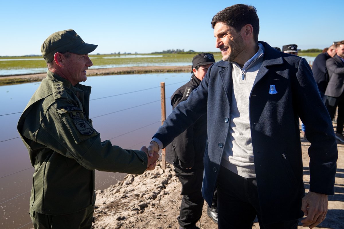 GobSantaFe's tweet photo. 💪🏽 Más conectividad, más producción y más oportunidades para el norte santafesino.

El gobernador @maxipullaro dejó habilitado el nuevo puente #ElCántaro, sobre el arroyo Saladillo Dulce, una obra clave para productores y vecinos de #ColoniaTeresa y el departamento San Javier; que permitirá mejorar la circulación y reducir tiempos de traslado.

🗣️ “Teníamos que dar una vuelta de 110 kilómetros para llegar al frigorífico”, mencionó uno de los productores agropecuarios que asistieron.

🗣️ @maxipullaro: “Hoy podemos cortar la cinta de una obra que hacía 40 años estaban esperando y empezar a utilizarla. Terminar una obra de estas características le cambia la vida a mucha gente, fundamentalmente a nuestra producción, y eso hace que sea trascendente”.

Infraestructura que impulsa el desarrollo del interior productivo. #ObrasQueSí