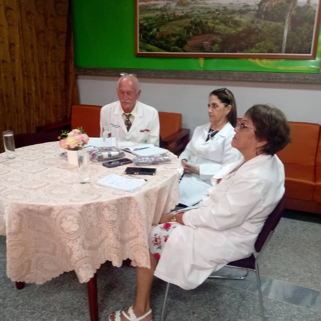 AbelHospital's tweet photo. Realiza   el ejercicio para cambio a  Especialista de Segundo Grado en  Anestesiología y Reanimación, el Dr. Daniel Santana Hernández, Director  del @AbelHospital  con excelentes resultados. Felicidades para el Dr. que une a la actividad administrativa, la superación. https://t.co/uEgtsmkp76