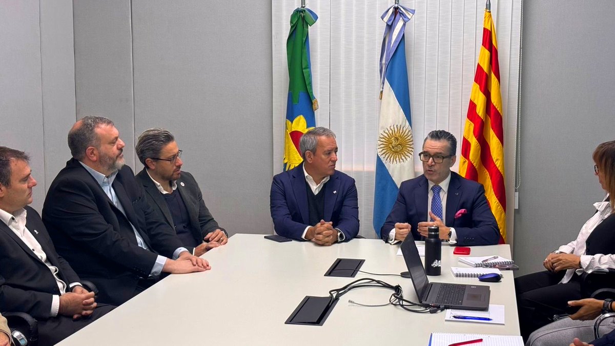 TesoreriaPBA's tweet photo. El Tesorero General @davidjacobyok participó en la Jornada Técnica entre @ContaduriaPBA  y @Catalunya_ARG  representada por su Delegado en el Cono Sur, @josepvivesp 

#GestiónPública #Innovación #Auditoría #ModernizaciónDelEstado https://t.co/pGg9whfXON