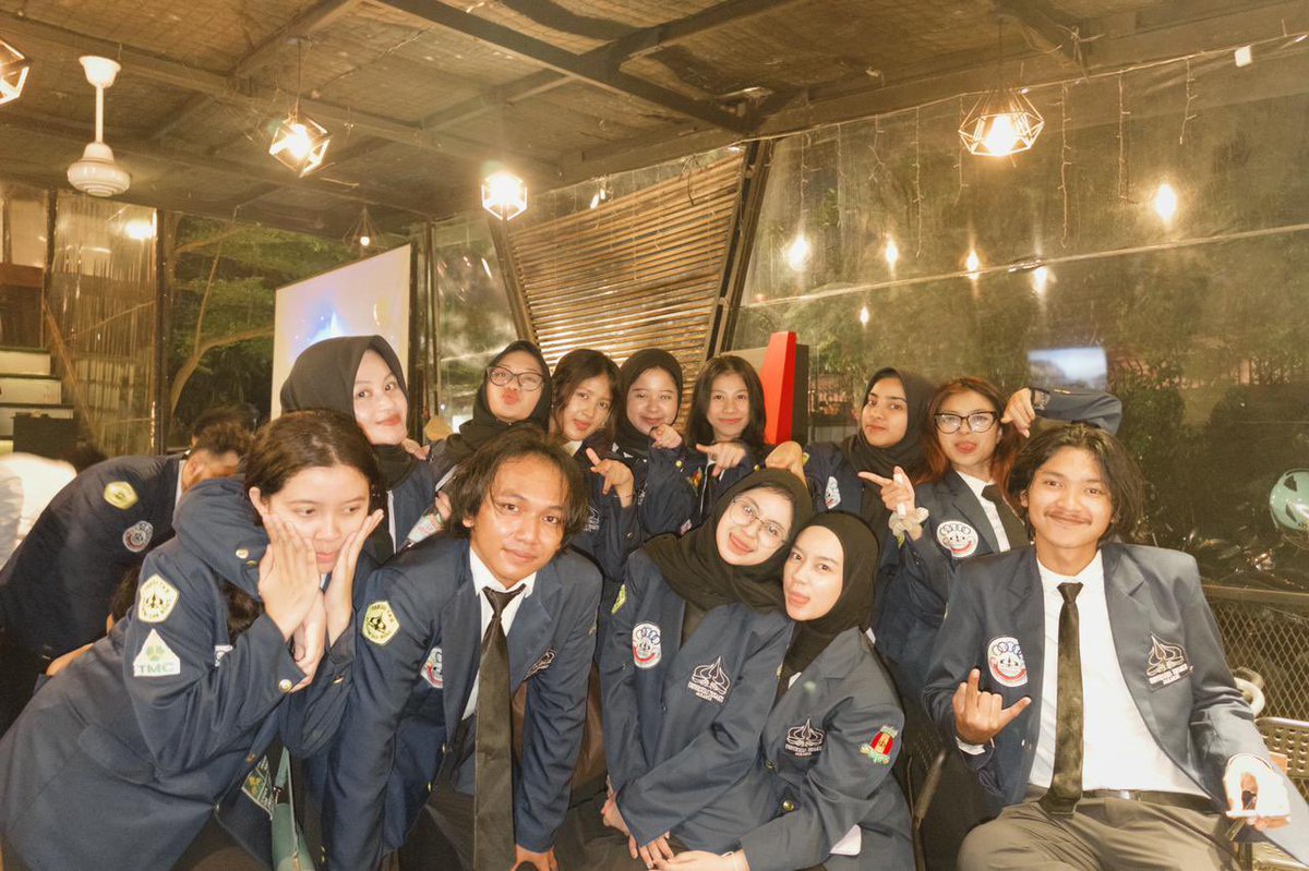 jasmintabina's tweet photo. oke sebagai pembukaan, pertama terimakasih untuk kalian yg selalu ada buat guee, yg selalu berhasil naikin mood gue dikala banyak nya hal yg harus kita hadapiii, jujur semester ini berat nya kerasa bgt ya ternyata gk satu lantai belajar sama kalian☹️☹️☹️ https://t.co/LKK2LIx5M5