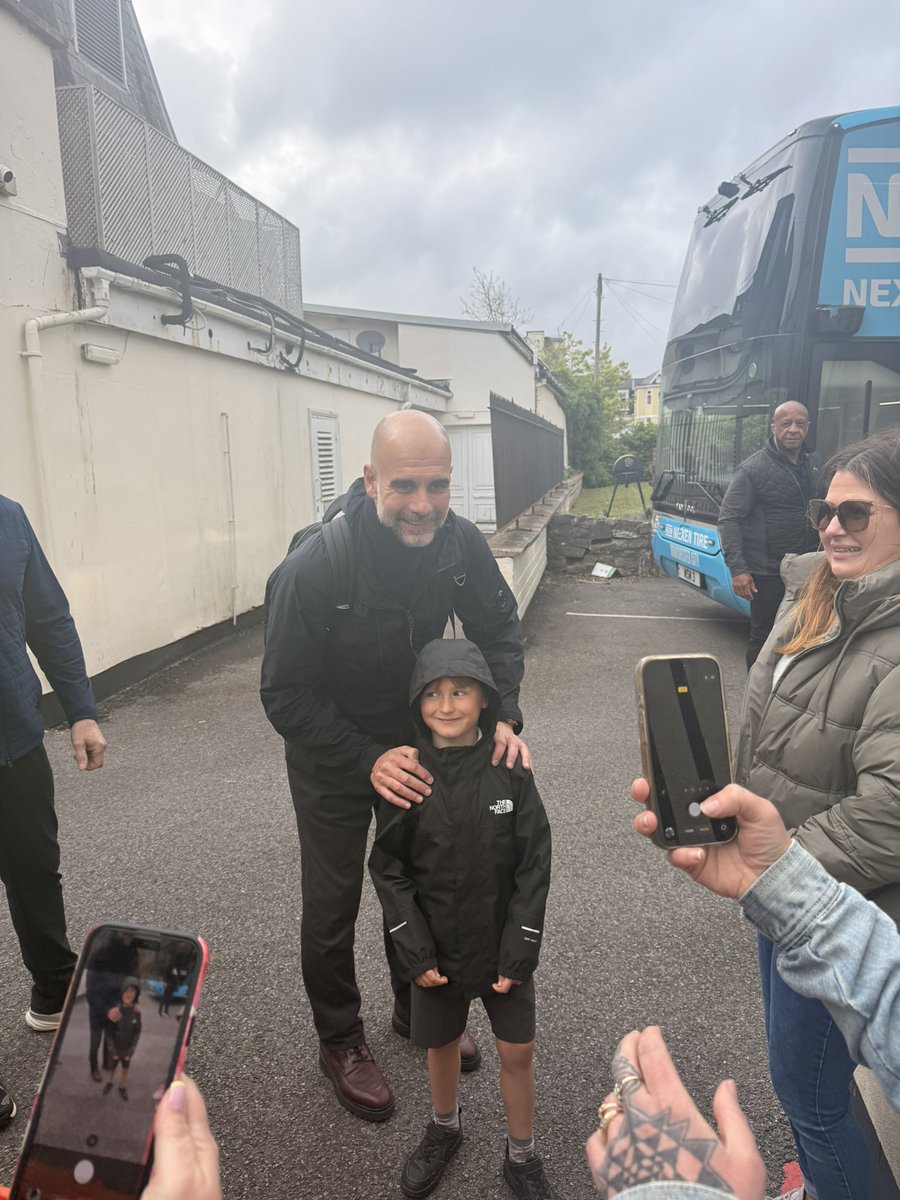 murkinday's tweet photo. @erling 3 hours my 6 year old stood outside Bournemouth Marriott to say hi and even know there was only 8 people stood there you wouldn’t even turn your head to acknowledge him, yet your manager and fellow players stopped for a picture. Moneys gone to your head mate. https://t.co/flPA6hunRO