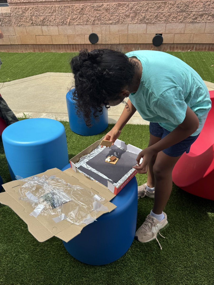 SBCEBobcats's tweet photo. 3rd graders made their own solar ovens and s’mores today! 🍫 ☀️ #sciencerules #sbcebobcats https://t.co/Dk7AEkWVGn