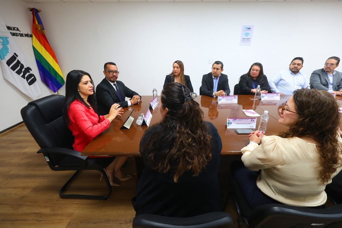 InfoCdMex's tweet photo. 🛡️🔐 En el marco del Programa Anual de Verificaciones #PAV2025, el #INFOCDMX reconoció al @mpicdmx por el cumplimiento de sus obligaciones en materia de protección de datos personales, sumándose a la lista de instituciones galardonadas.

La Comisionada Presidenta del #INFOCDMX, @lauraenriquezr, destacó que en la Ciudad de México se han verificado más de 2 mil sistemas de datos personales, y subrayó que proteger datos es proteger personas.

Comentó que los tres sistemas de datos personales del @mpicdmx resguardan información sensible con altos estándares de seguridad, e hizo un llamado a mantener el compromiso institucional con la transparencia, la privacidad y la protección de derechos.

En tanto, el titular del @mpicdmx, @joacoaguilarm, agradeció el trabajo de las personas servidoras públicas que hicieron posible este reconocimiento m, y destacó que la protección de #datospersonales es una pieza fundamental de la vida democrática.

Finalmente, reconoció la labor del #INFOCDMX para impulsar la mejora institucional y fortalecer una cultura de transparencia, rendición de cuentas y #PDP.

#ElInfoSigue 💫
