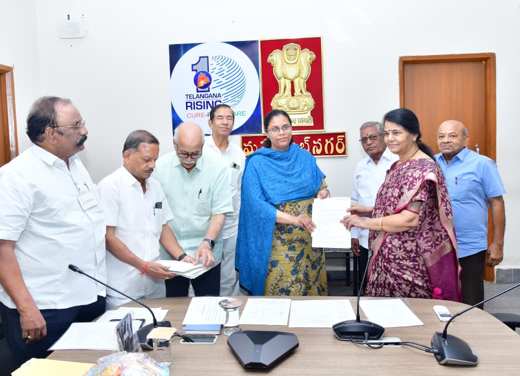 Collector_MBNR's tweet photo. సంస్కృతి, వారసత్వ పరిరక్షణతో పాటు గ్రామీణ ప్రభుత్వ పాఠశాలల విద్యార్థులకు అవకాశాలు కల్పించడంలో ఇంటాక్ మహబూబ్నగర్ చాప్టర్ చేస్తున్న కృషి అభినందనీయమని జిల్లా కలెక్టర్ శ్రీమతి ఖుష్బూ గుప్తా IAS గారు అన్నారు. “సెలబ్రేటింగ్ ఇండియా” పోస్టర్ పోటీల విజేతలకు బహుమతులు అందజేశారు.
#INTACH #Heritage #Culture #Mahabubnagar #Telangana
@TelanganaCMO @TelanganaCS