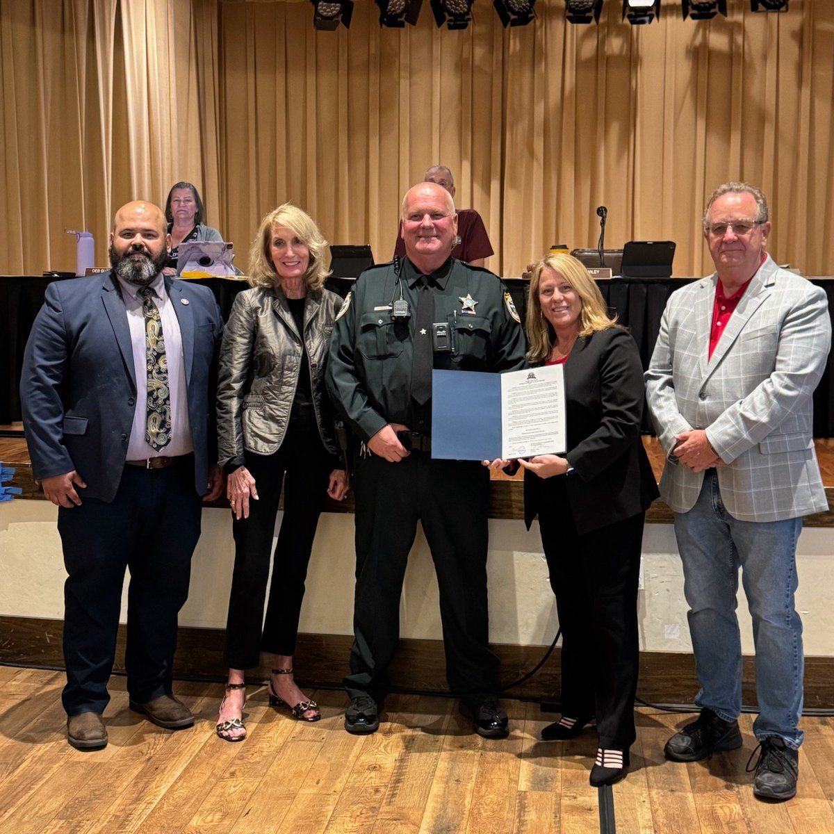 circuit5's tweet photo. The Sumter County Problem-Solving Court team received a proclamation from the Sumter County BOCC recognizing the month of May as National Problem-Solving Court Month.
Judge Charles L.W. Helm and Judge Erin Daly were present.
➡️Problem-Solving Courts info: https://t.co/LqWavCKdPw https://t.co/fCiWrBFQ2N