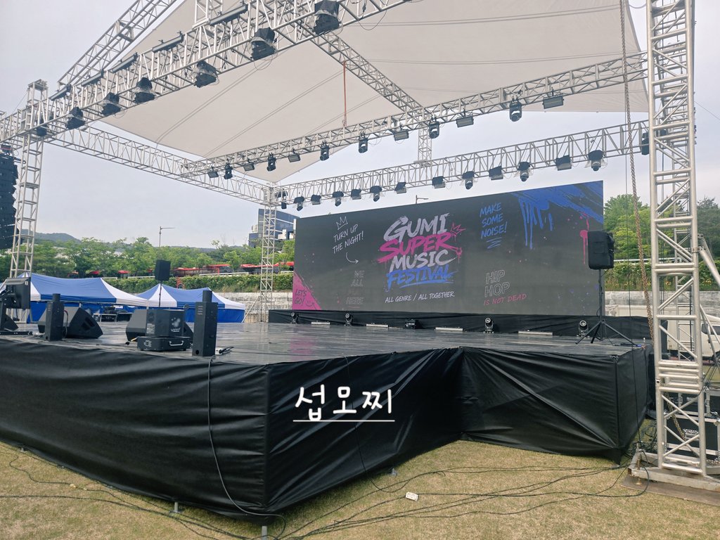 submozzi's tweet photo. 구미대 축제 비투비💙
운이 좋게 1호와 펜스잡기👍
5시간 스탠딩이었지만, 너무 오래간만에 만난 비투비라서 힘든게 사라질만큼 즐겁고 좋았더라능~

비투비 이렇게 가까이 처음봐서 더 신난사람😭😍🥰
한명 한명 눈도 마주친거같고, 손두 흔들어주고~  행복했따😍 https://t.co/9Y3no11M7B