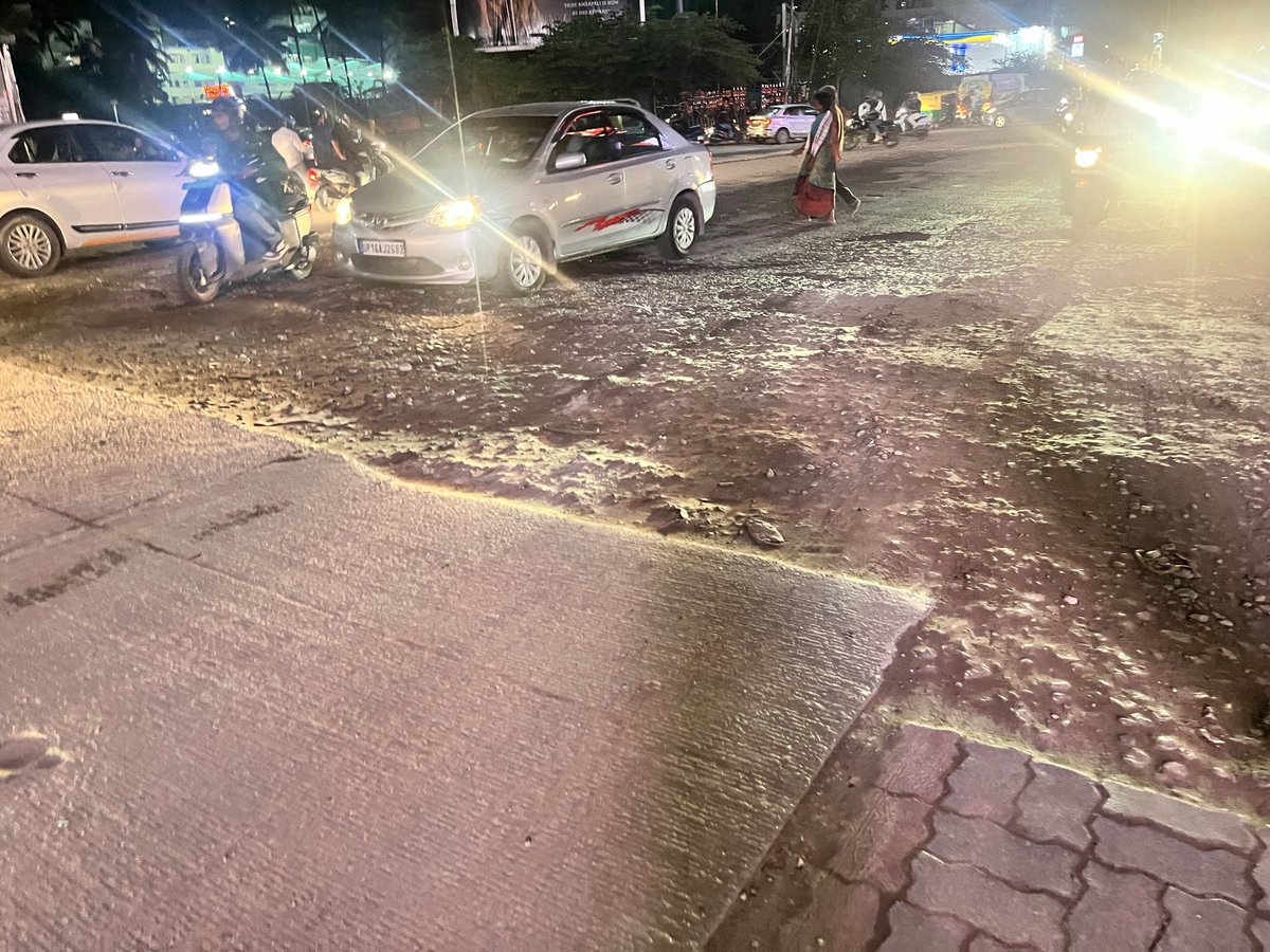 brtavva's tweet photo. Good job done for white topping Jakkasandra -Agara junction road. However, both ends of white topped road are terrible &amp; unattended, which leaves a bad experience to commuters.

Request to attend to it.

#namma_Bengaluru 
@bbmpcommr 
@GBA_office @GBAChiefComm 

#not_a_BRaT https://t.co/NxXaqe5FdJ