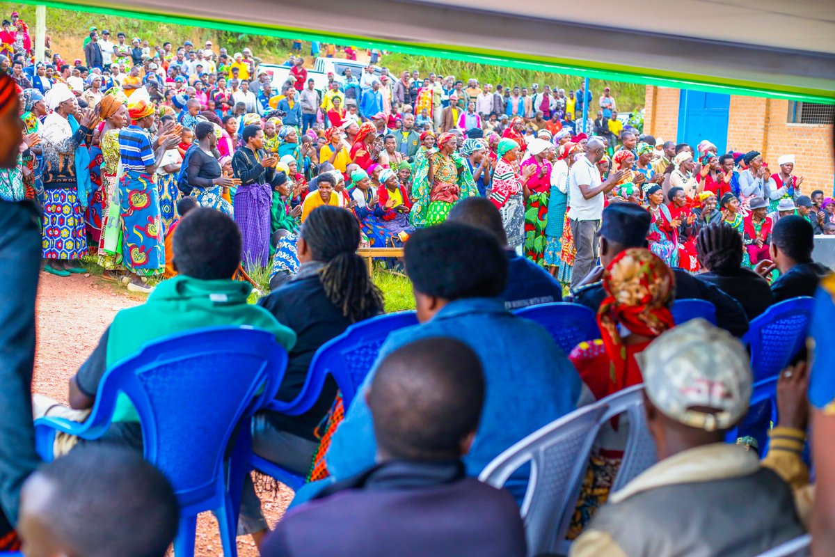 GakenkeDistrict's tweet photo. @KamubugaS @muka_vestine @AimeNiyonsenga @UwamahoroThere1 @RwandaLocalGov @RwandaGender @gahundemaurice @rwamrec Baganirijwe ku ruhare rw’ibiganiro mu kubaka umuryango utekanye, hibandwa ku gukemura amakimbirane binyuze mu bwumvikane, kwimakaza umuco w’ibiganiro no gusigasira ituze n'iterambere mu miryango. Imiryango yavuye mu makimbirane nayo yatanze ubuhamya bw'uko yafashijwe n'ibiganiro. https://t.co/DsRR8PgnIk