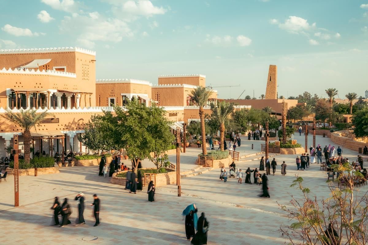 AAlaskrr's tweet photo. بعد النجاح المميز لموسم الرياض وإغلاق أبوابه مؤخراً، تواصل مدينة الرياض ترسيخ مكانتها كمدينة تنبض بالحياة على مدار العام.

ومع قرب إجازة عيد الأضحى، وافتتاح مشاريع كبرى مثل المسار الرياضي والدرعية والقدية، أصبحت الرياض وجهة جاذبة ليس فقط لزوارها من الخارج، بل حتى لسكان مختلف مدن المملكة، لما توفره من تجارب ترفيهية ورياضية وثقافية مستدامة تعكس تحول المدينة إلى نموذج متكامل لجودة الحياة.

وش أكثر وجهة أو مشروع ساهم فعلاً في تغيير أسلوب الحياة بمدينة الرياض؟