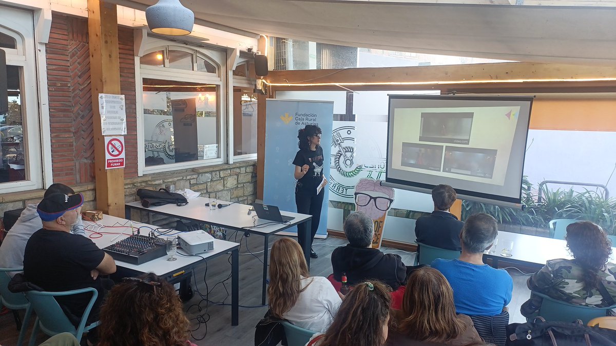 Carlos_Cobo_C's tweet photo. Charlas @pintofscienceES en Castro Urdiales hoy. Ana Toya Solís hablando de mujeres y música. En el bar Pistones &amp; Bielas. @UCDivulga https://t.co/fml8Pb9fb5
