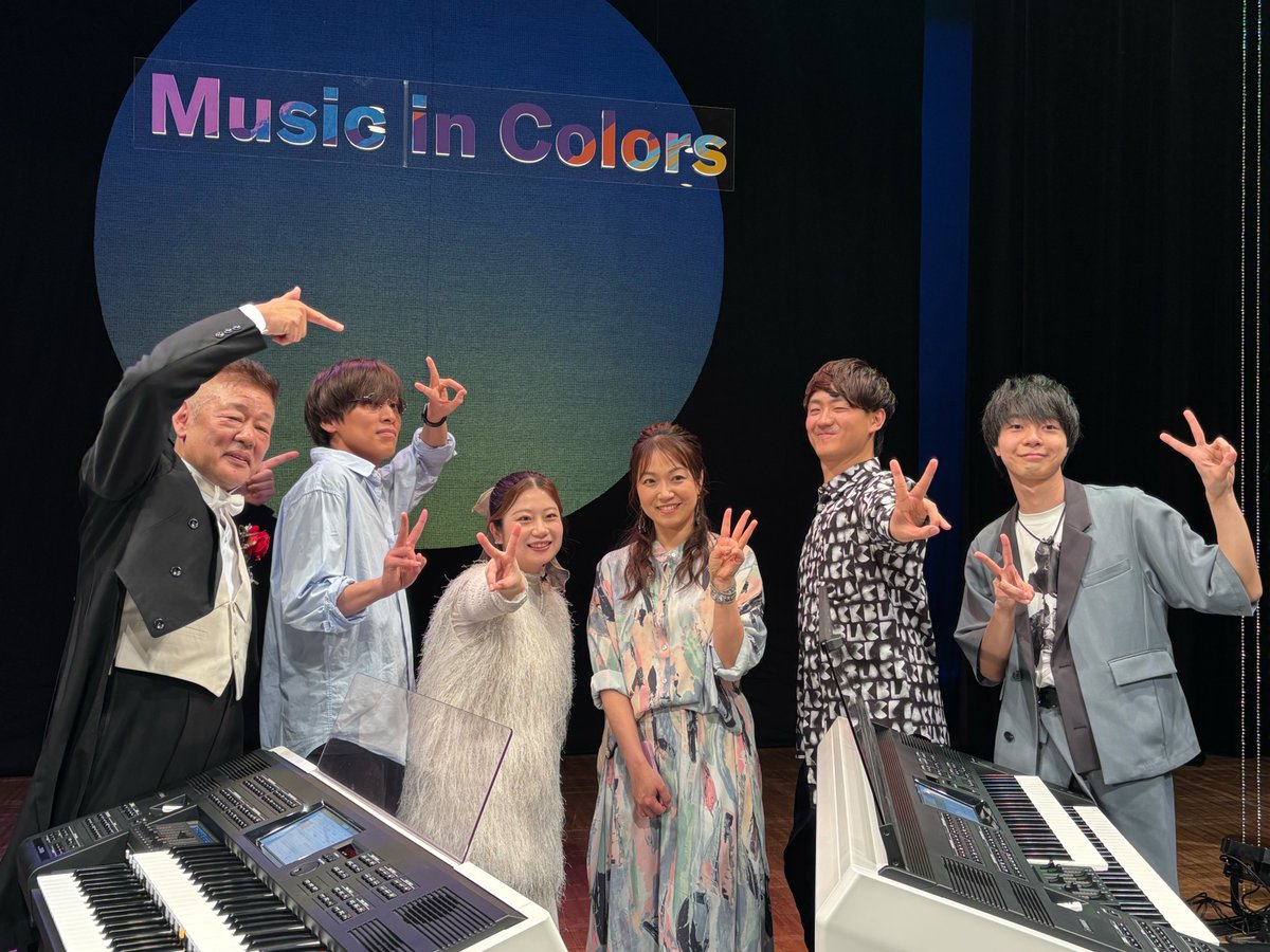 Izumi_Takada's tweet photo. 新機種「03」と、格式高きホールでのプロレスごっこ https://t.co/nXHrYfC8HC https://t.co/kTxxCiZx20