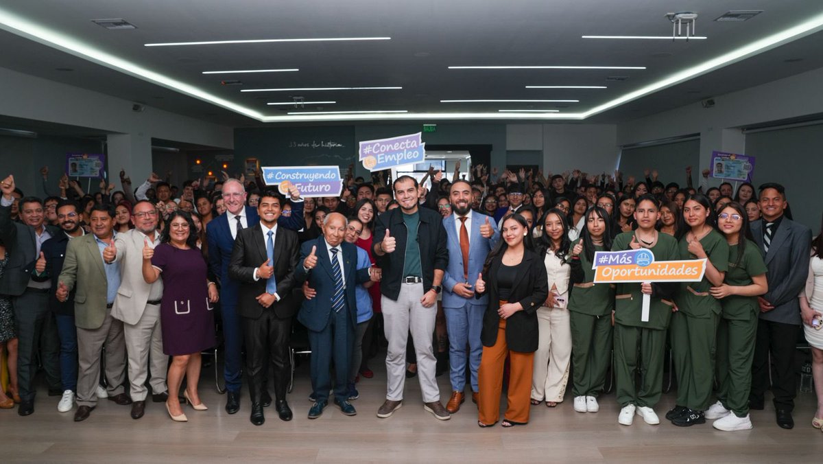 MinTrabajoEc's tweet photo. Más de 300 jóvenes del Instituto Tecnólogo Coordillera participaron en un conversatorio con el ministro @haburbano sobre el programa Compromiso por el Empleo, una iniciativa que impulsa capacitaciones y más acceso a empleo formal para la juventud. 
#ElNuevoEcuador https://t.co/rwWEPMayDx