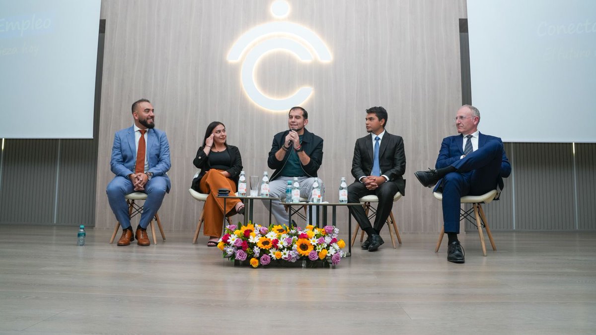 MinTrabajoEc's tweet photo. Más de 300 jóvenes del Instituto Tecnólogo Coordillera participaron en un conversatorio con el ministro @haburbano sobre el programa Compromiso por el Empleo, una iniciativa que impulsa capacitaciones y más acceso a empleo formal para la juventud. 
#ElNuevoEcuador https://t.co/rwWEPMayDx