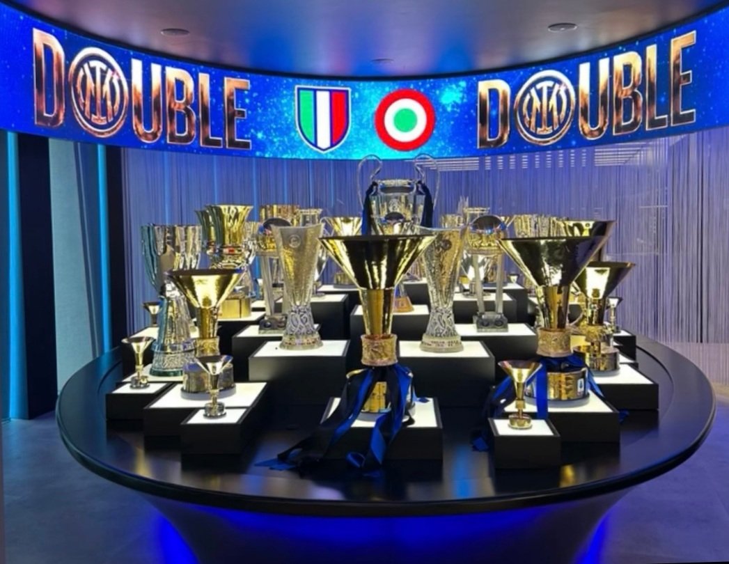 LucaCianca5's tweet photo. Da #Calciopoli in poi, e cioè da 20 anni, nonostante i 5 di banther era con #Thohir, l'#Inter vince come nessuno in #Italia: 22 trofei contro i 20 della #Juve, gli 8 del #Milan e i 7 del #Napoli. 9 sono arrivati con #Marotta. I 2 di #Chivu hanno seminato le rivali. #Dominio #FCIM https://t.co/RmbyraxUjb