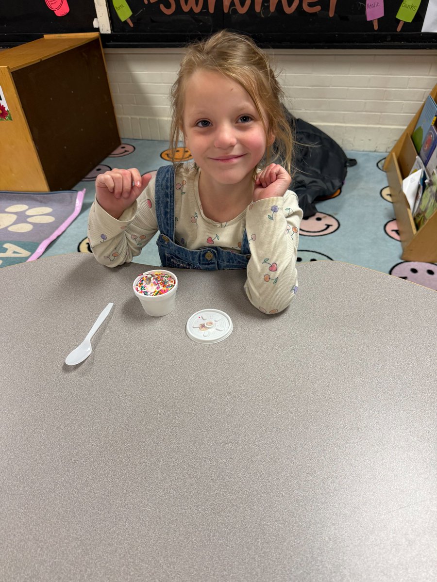 OhioValleyESC's tweet photo. The Rolling Hills Bright Beginnings Preschool classes have been busy making  memories! From a visit to the high school’s FFA petting zoo to an exciting “W is for Water Day,” our preschoolers have enjoyed every moment including delicious ice cream. 
#SERVE @RHLSD_Colts https://t.co/rM45sv3fSY