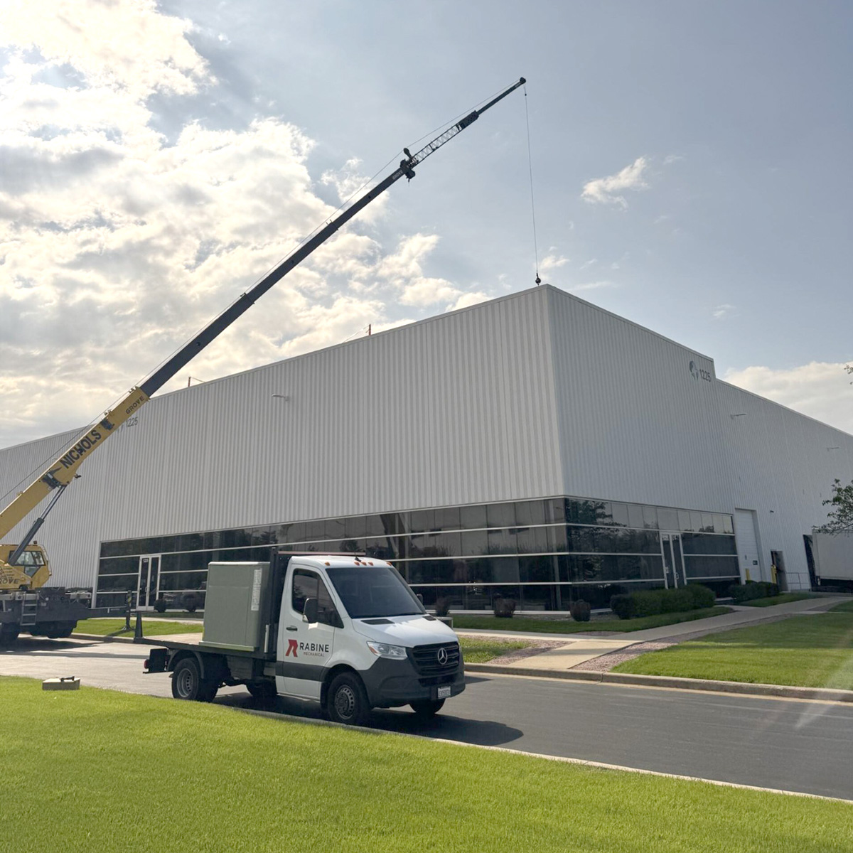RabineGroup's tweet photo. Big lifts. Bigger results. The Rabine Mechanical team just wrapped up a two-unit rooftop replacement for NFI Industries in Woodridge, IL - swapping out two 10-ton HVAC units to keep their packaging center cool, efficient, and ready for what’s next. #rabinemechanical #rabinehvac https://t.co/96ji3lpCpC