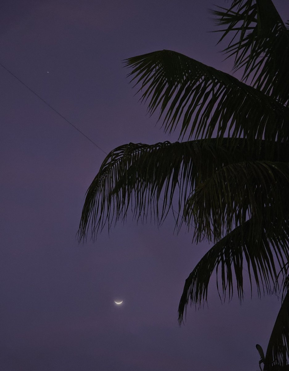 Urrmi_'s tweet photo. Unedited. 
Did you smile back at the moon tonight? 🌙 https://t.co/cbrFnyiRrv