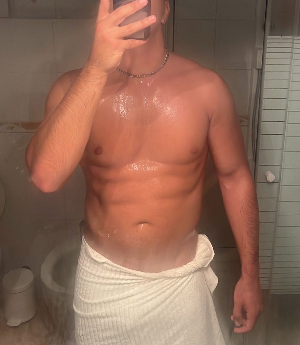 realmax00's tweet photo. water dripping down a real Alpha body. kneel and pay 😈💦 https://t.co/U9OHSQUPMW
