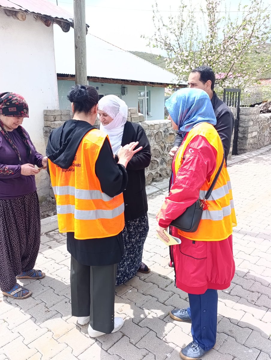 masifegundogdu's tweet photo. 📍Bingöl

📍Yolçatı (Şarge) Köyü
📍Emtağ Köyü
📍Topalan Köyü

Kadın kollarımız köylerimizde , mevcut üyelerimizi ziyaret ederken aynı zamanda yeni üye kayıtlarını da gerçekleştirdi.

Azimle, samimiyetle ve güçlü yarınlar için sahadayız. 🇹🇷

#TürkiyeyüzyılıKadınlarınYüzyılı 

@_cevdetyilmaz 

@FeyziBerdibek1 @Korkutata_Zeki @yilmaz_seven @HasretCagan