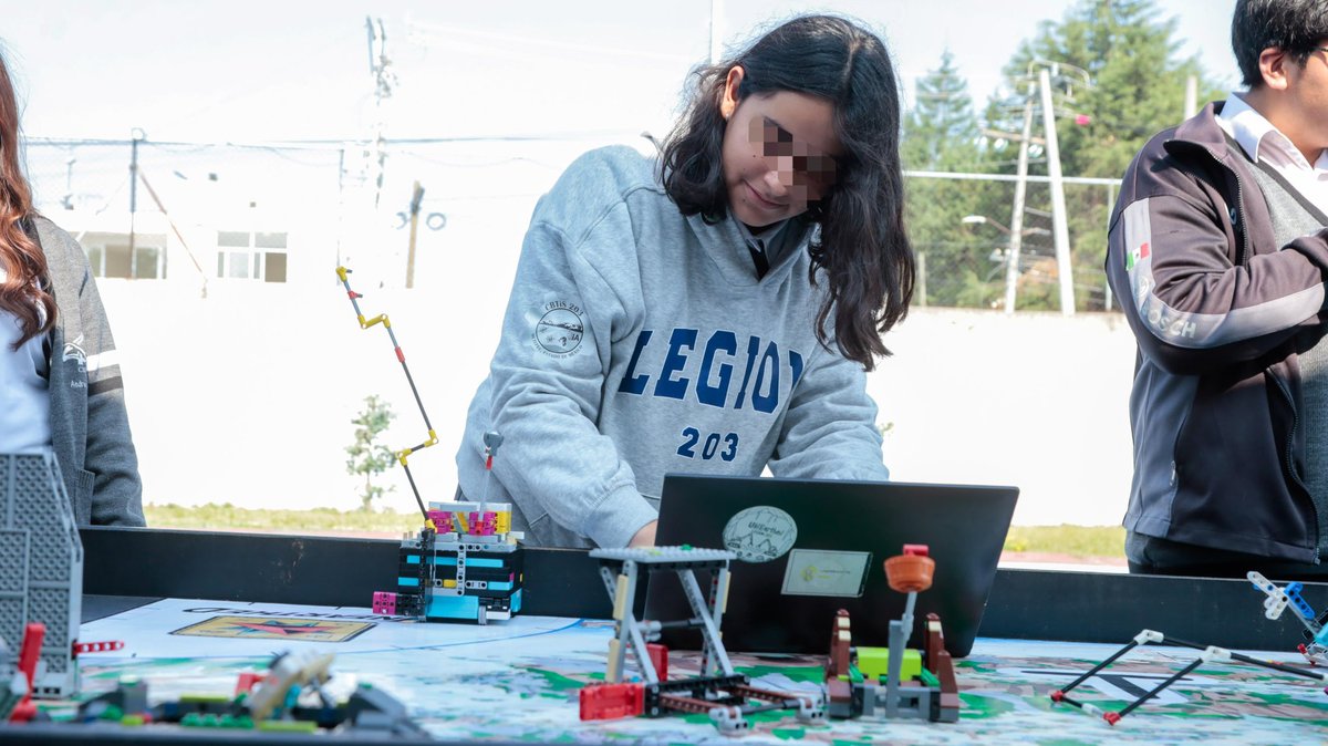 FerFlores_Emp's tweet photo. En el CBTis 203, las ideas y el talento de las y los jóvenes se convierten en proyectos que inspiran. 🛠️

Está mañana estuvimos en la Feria de Innovación, donde las y los estudiantes compartieron proyectos que reflejan creatividad, preparación y el enorme potencial que existe en #Metepec.

Cada proyecto es reflejo del esfuerzo, compromiso y las ganas de seguir transformando ideas en oportunidades. 👏🏼