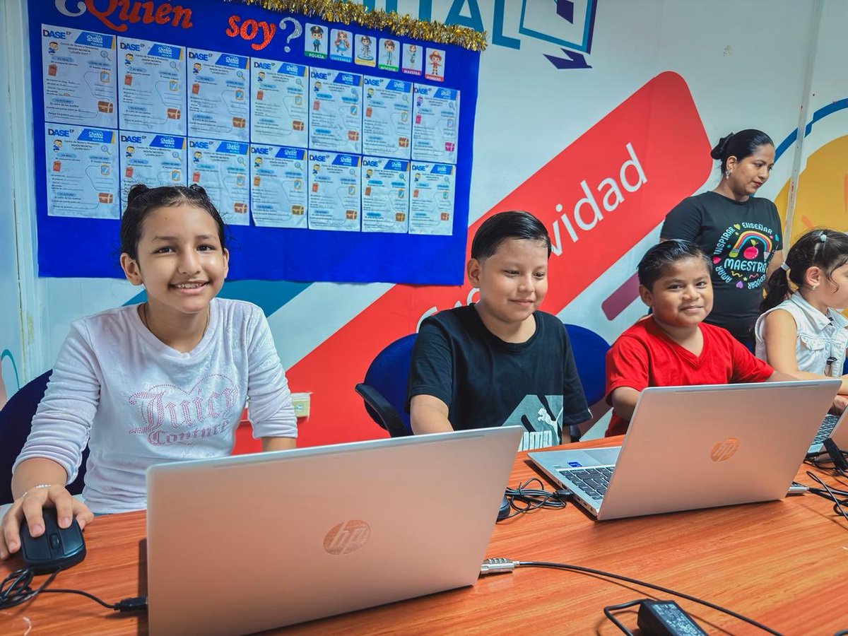 DASEAlcaldiaGye's tweet photo. En CAMI Posorja vivimos una jornada llena de alegría y emoción junto a niños, niñas y familias que recibieron sus kits educativos para iniciar este nuevo ciclo escolar. 

@alcaldiagye 

#AsíSeHaceGuayaquil #CiudadDeTodos https://t.co/LLEYDhO9P1