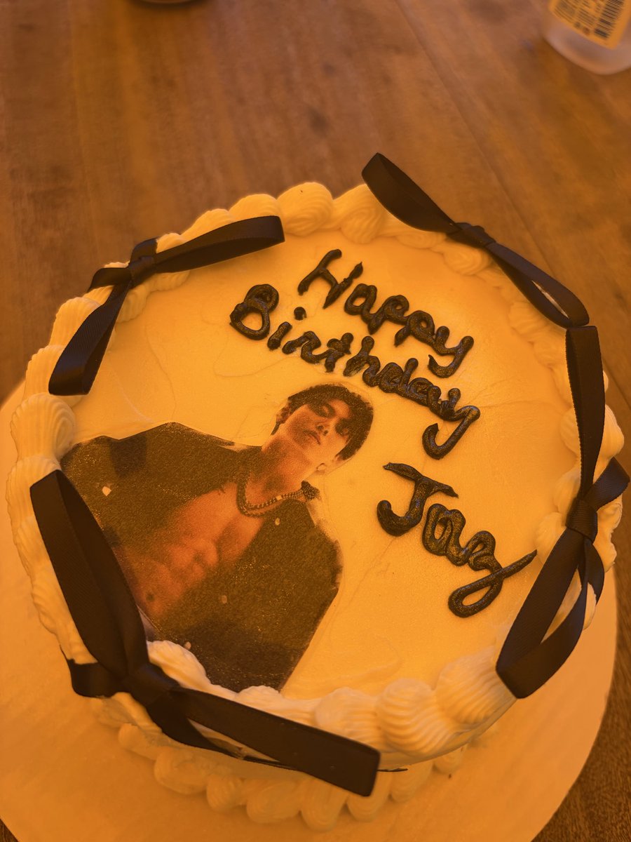 sixaem's tweet photo. GUYS LOOK WHAT MY FRIEND GOT ME https://t.co/2WAEd14qRJ