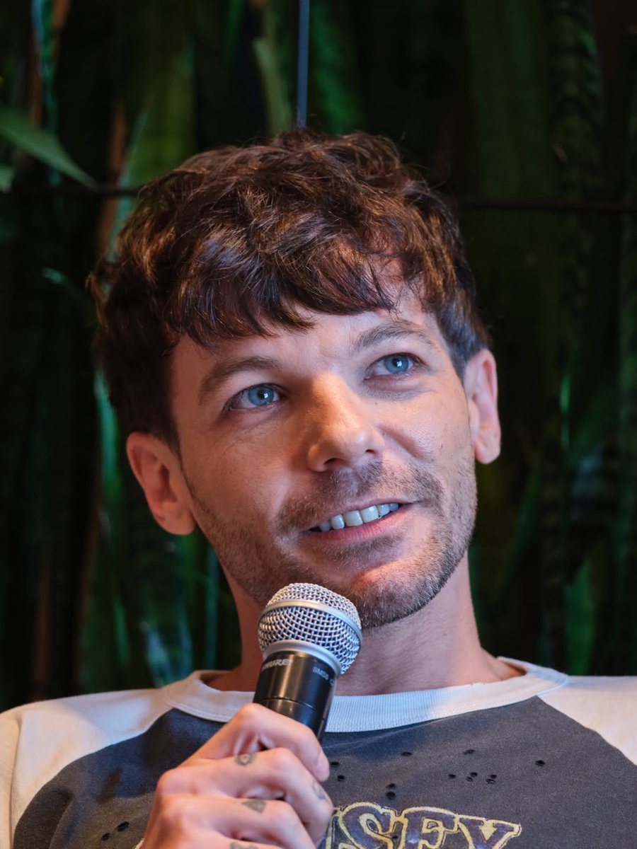 Louis Stan Brasil tweet media