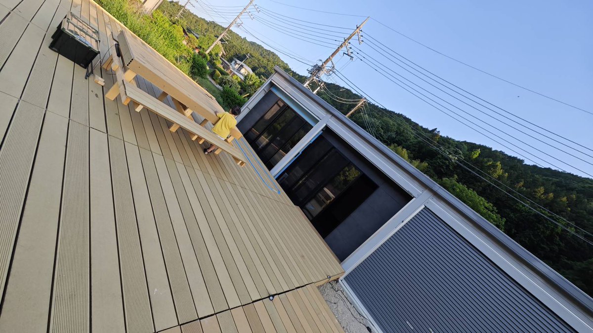 mokuseidayo's tweet photo. 相模湖にイナバ物置を建てて、DIYで別荘を作っています。

夏前に息子達が泊まれるよう寝室を作りました。
素人のDIYなのでマイクラ並みの思考でDIYしています。

【別荘制作_過去動画】
https://t.co/oy6zSJTiYb https://t.co/11mqJFej2k