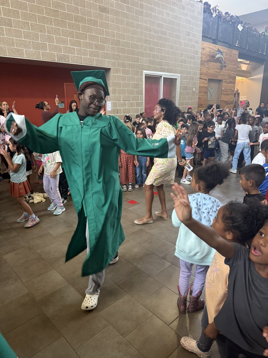 KWilliamsDLD's tweet photo. Our elementary students at Marshall cheered, smiled, and looked on with admiration as they saw what hard work, perseverance, and dedication can achieve.#myformerstudents #SpringandWunschegrads https://t.co/xp4zSthetX