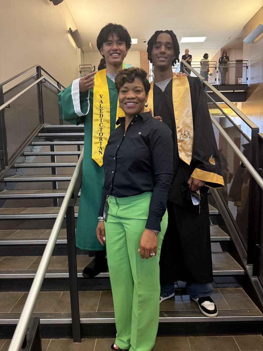 KWilliamsDLD's tweet photo. Our elementary students at Marshall cheered, smiled, and looked on with admiration as they saw what hard work, perseverance, and dedication can achieve.#myformerstudents #SpringandWunschegrads https://t.co/xp4zSthetX