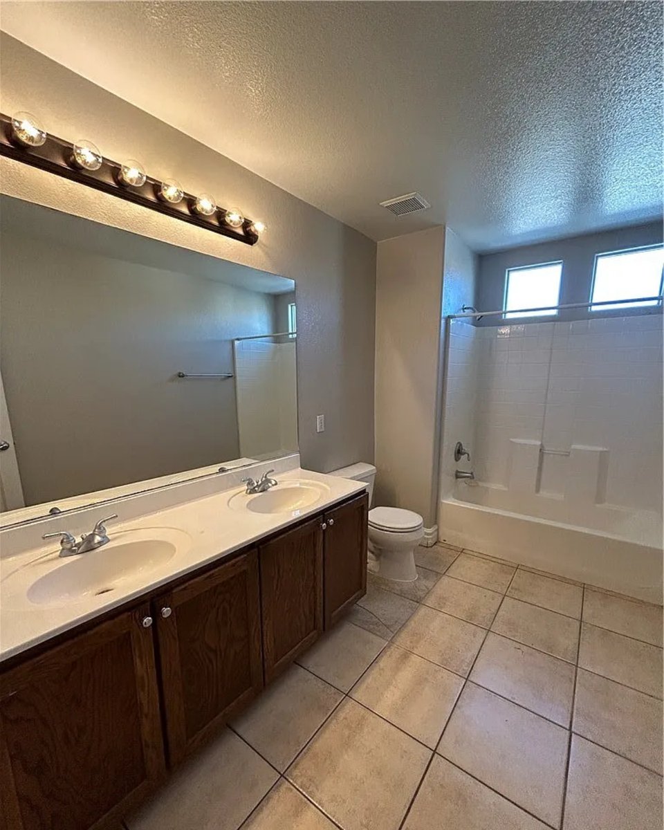 vicerealty's tweet photo. 🏡 For Sale
📍 9781 Marcelline Ave, Las Vegas, NV 89148
 💰 $520,000
This 4 bed / 3 bath home features 2,415 sq ft of functional living space — offering comfort, flexibility, and a layout designed for everyday living and entertaining.
(702) 825-4663
#ViceRealty https://t.co/M77ky2qHgF