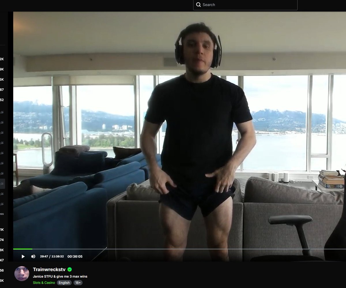 De_mos2's tweet photo. @TrainwrecksClip i mean i think his legs looks pretty good/normal https://t.co/fruln0RxQo