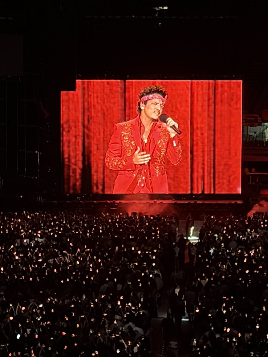_britneyjg's tweet photo. From beginning to end, a time was HAD. The show was THAT good🤌🏾🌹 #theromantictour #brunomars #chicago @BrunoMars @leonthomas https://t.co/KmbPMCUzJB