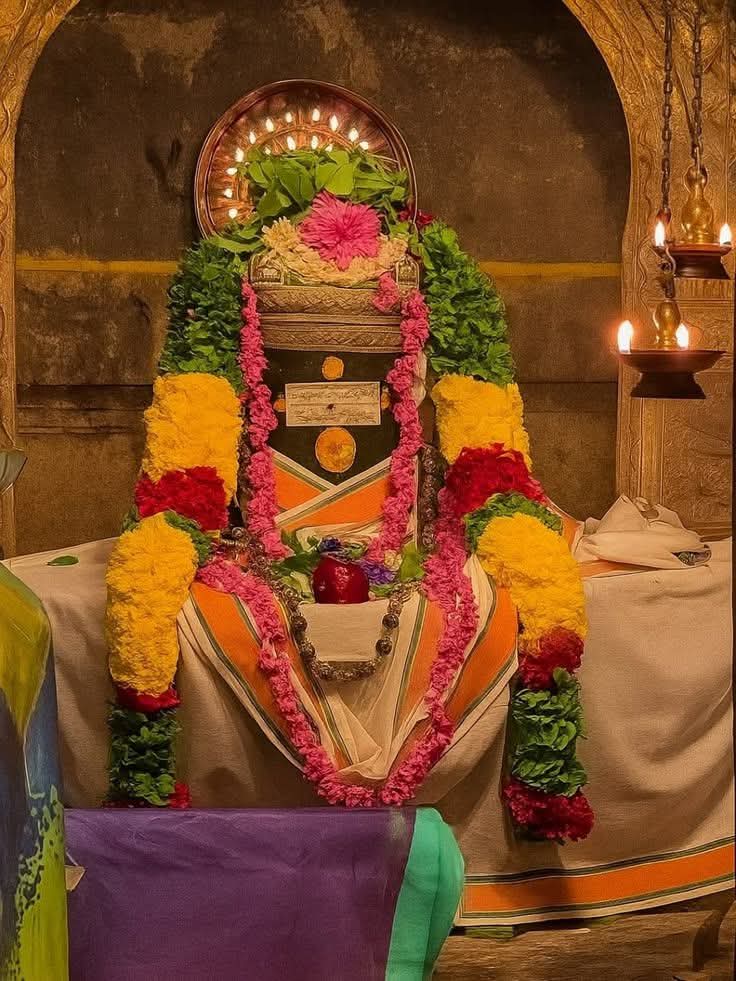 speedysilver123's tweet photo. #திருச்சிற்றம்பலம் 
மையா ரும்மிடற்றாய்
  மருவார்புரம் மூன்றெரித்த
செய்யார் மேனியனே
  திகழும்முது குன்றமர்ந்தாய்
பையா ரும்மரவே
  ரல்குலாளிவள் வாடுகின்றாள்
ஐயா தந்தருளாய்
  அடியேனிட் டளங்கெடவே
சிவாயநம 🙏
இனிய காலை வணக்கம் 🙏 https://t.co/Bmmv6y6MXo