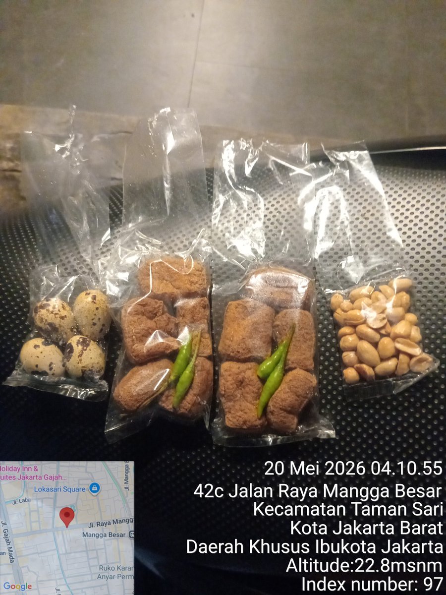 roelly87's tweet photo. ya Tuhan, di saat harga2 kian mahal, ternyata masih ada jajanan Rp 2.000-an

sehat-sehat ya pak, Pahlawan Keluarga yang menjajakan tahu Sumedang, telur puyuh, kacang, dan sebagainya dengan dipikul keliling

lokasi beli di St. Mangga Besar

#CatatanHarianBloger
#CatatanHarianOjol https://t.co/La89o2pJOH