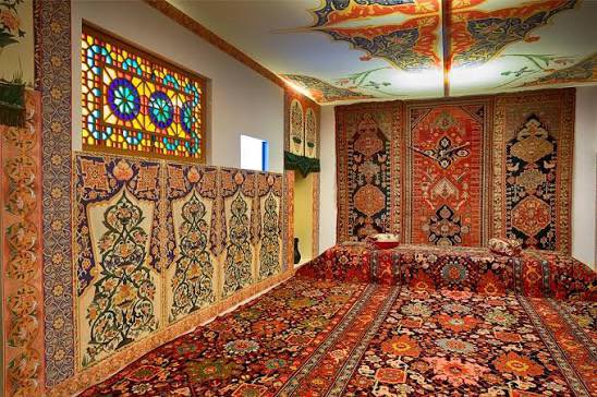 AzDipChile's tweet photo. ¿Sabías que el Museo de la Alfombra de 🇦🇿 en #Baku tiene forma de alfombra enrollada? El Museo de la #Alfombra alberga la mayor colección de alfombras azerbaiyanas: más de 6.000 piezas. Las piezas expuestas datan principalmente del periodo comprendido entre los siglos XVII y XX. https://t.co/W8yBL5TUVw