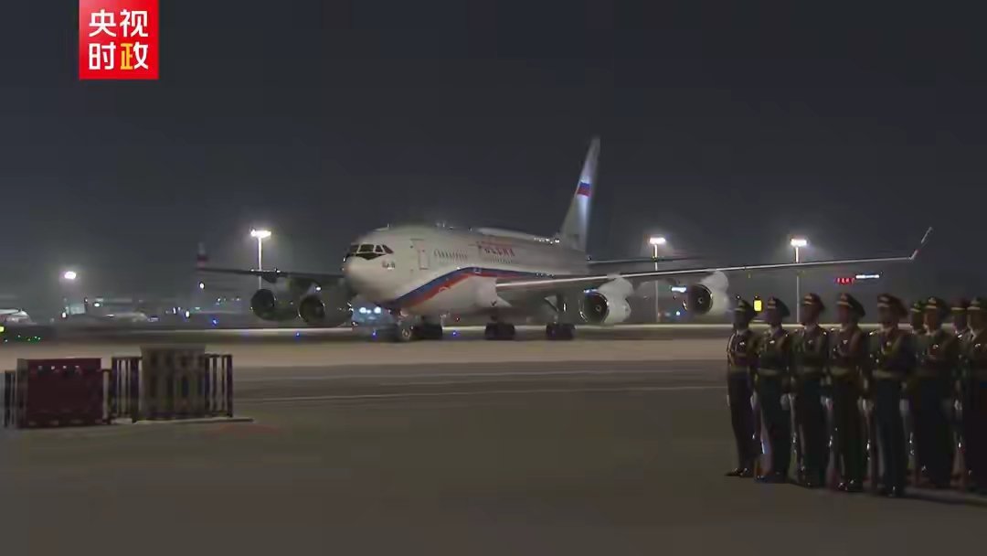 Luke220427's tweet photo. 5月19日晚，俄罗斯总统普京乘专机抵达北京。

应国家主席习近平邀请，俄罗斯总统普京于5月19日至20日对中国进行国事访问。 https://t.co/vlcX28x6oO