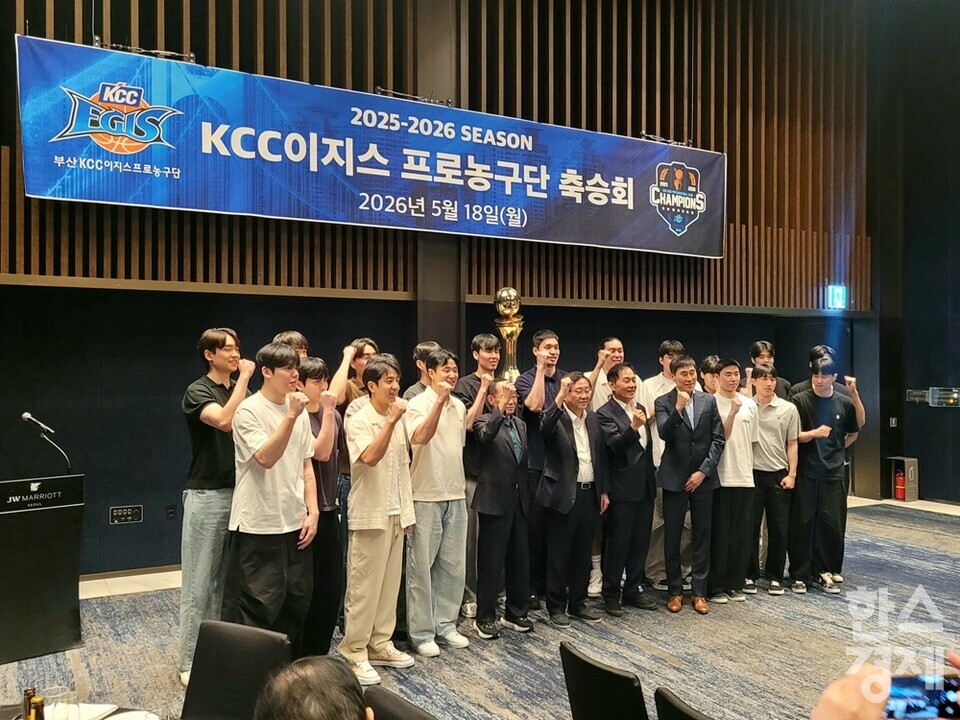 heocheonsa95's tweet photo. "10회 우승하는 팀으로" 프로농구 왕조 꿈꾸는 KCC

 "KCC가 계속 우승할 수 있게 회장단에서 최선을 다하겠다."

https://t.co/2lGh9HTsIi https://t.co/M2hEzaXFsY