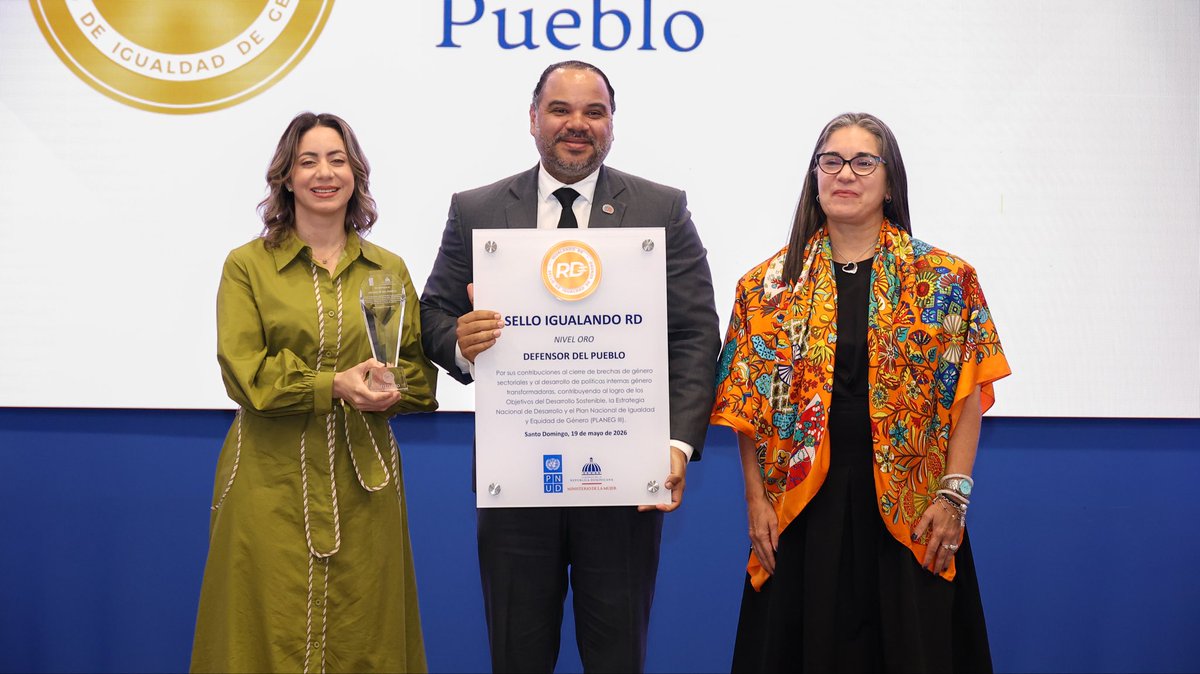 MMujerRD's tweet photo. En esta nueva entrega, 11 entidades públicas ya certificadas están trabajando para construir un Estado más inclusivo, equitativo y orientado al desarrollo humano sostenible. 💪🇩🇴

Una iniciativa global del @PNUDRD liderada en #RD por el Ministerio de la Mujer. 

#SelloIgualandoRD #IgualdadDeGénero #DesarrolloSostenible #SectorPúblico